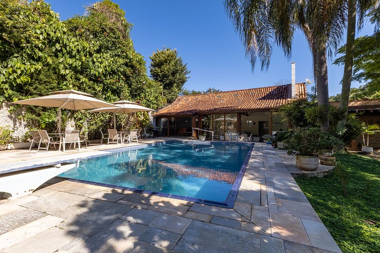 Casa Flamboyant | 3 Suítes c/ Piscina e Jardim