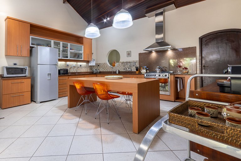 Casa Flamboyant | 3 Suítes c/ Piscina e Jardim