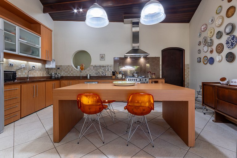 Casa Flamboyant | 3 Suítes c/ Piscina e Jardim