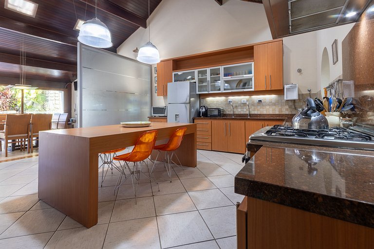 Casa Flamboyant | 3 Suítes c/ Piscina e Jardim