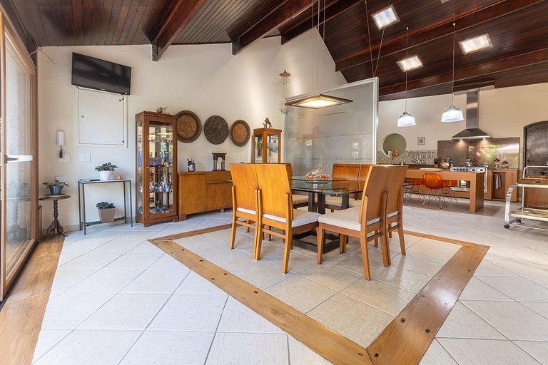 Casa Flamboyant | 3 Suítes c/ Piscina e Jardim