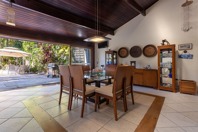 Casa Flamboyant | 3 Suítes c/ Piscina e Jardim