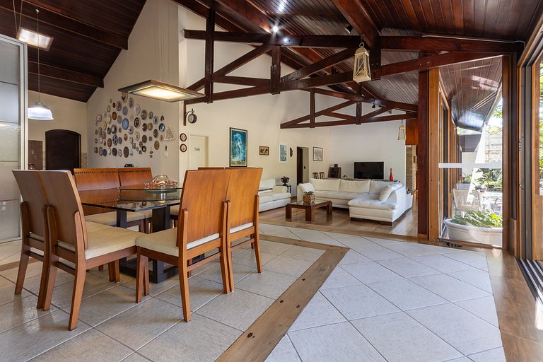 Casa Flamboyant | 3 Suítes c/ Piscina e Jardim