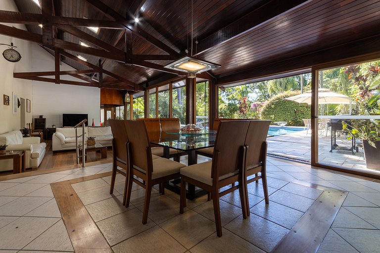 Casa Flamboyant | 3 Suítes c/ Piscina e Jardim