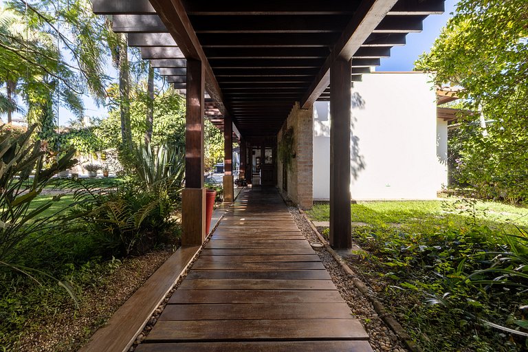Casa Flamboyant | 3 Suítes c/ Piscina e Jardim