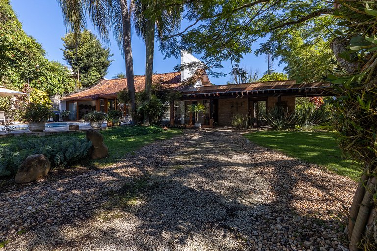 Casa Flamboyant | 3 Suítes c/ Piscina e Jardim