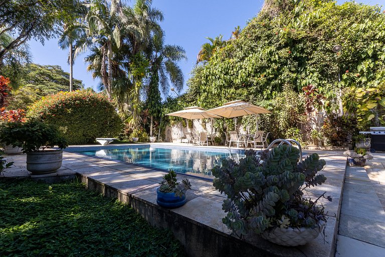 Casa Flamboyant | 3 Suítes c/ Piscina e Jardim