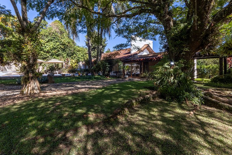 Casa Flamboyant | 3 Suítes c/ Piscina e Jardim