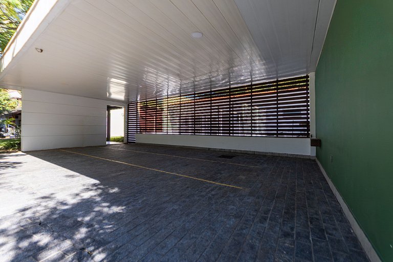 Casa Flamboyant | 3 Suítes c/ Piscina e Jardim
