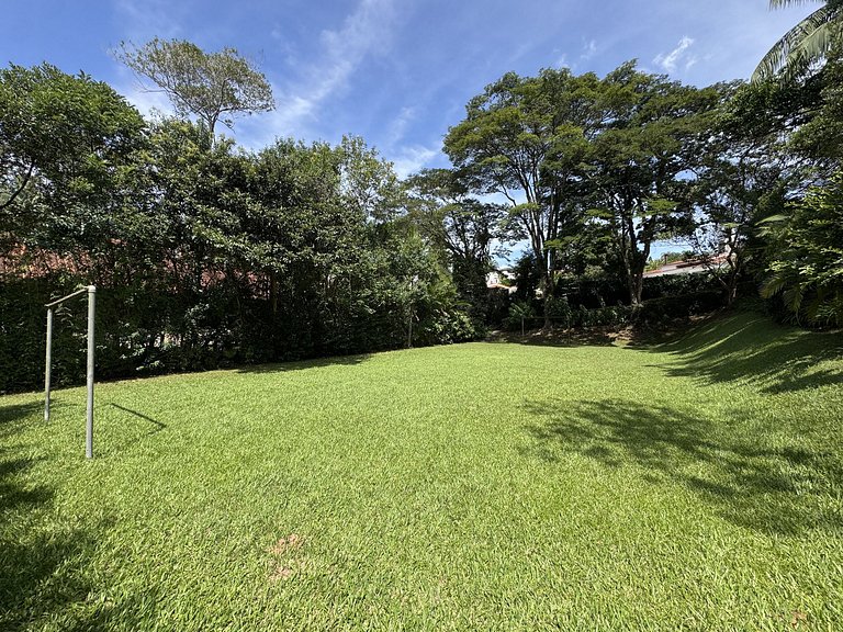 Casa Flamboyant 3 Suítes c/ Piscina e Jardim Amplo