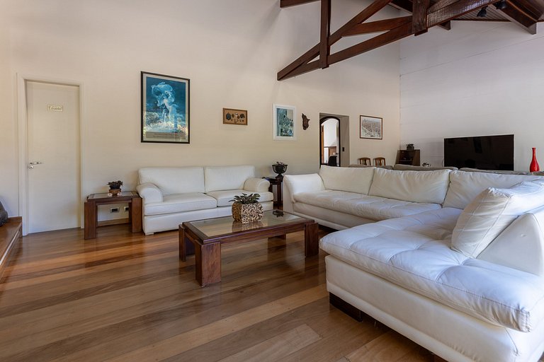 Casa Flamboyant | 3 Suítes c/ Piscina e Jardim