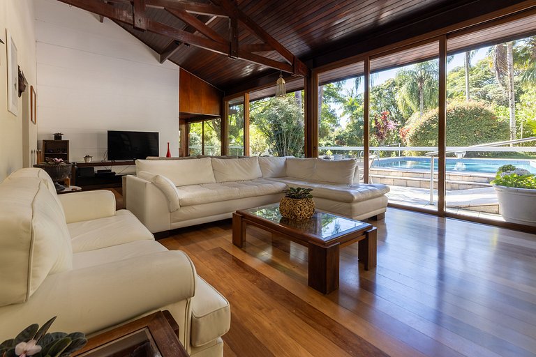 Casa Flamboyant | 3 Suítes c/ Piscina e Jardim