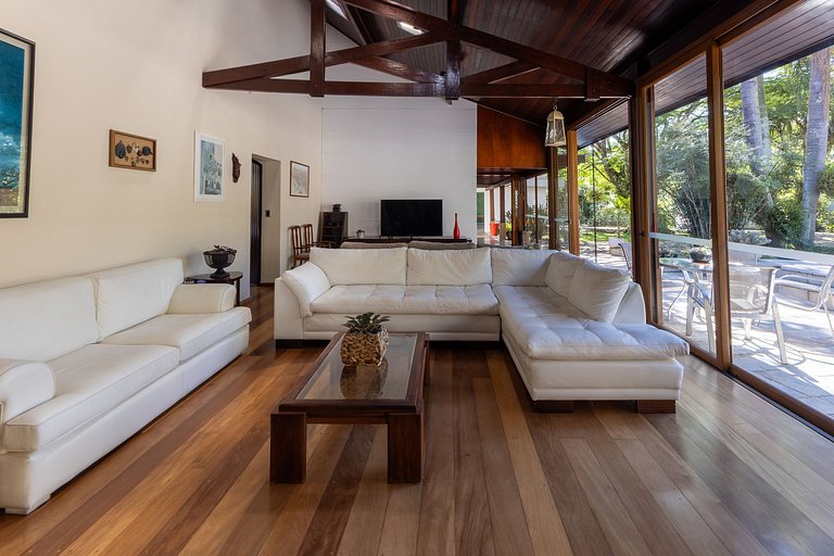 Casa Flamboyant | 3 Suítes c/ Piscina e Jardim