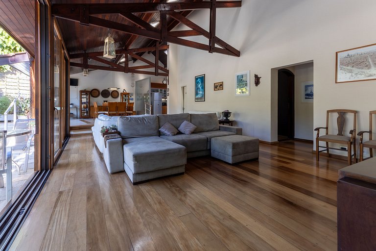 Casa Flamboyant | 3 Suítes c/ Piscina e Jardim
