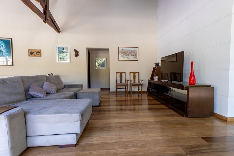 Casa Flamboyant 3 Suítes c/ Piscina e Jardim Amplo