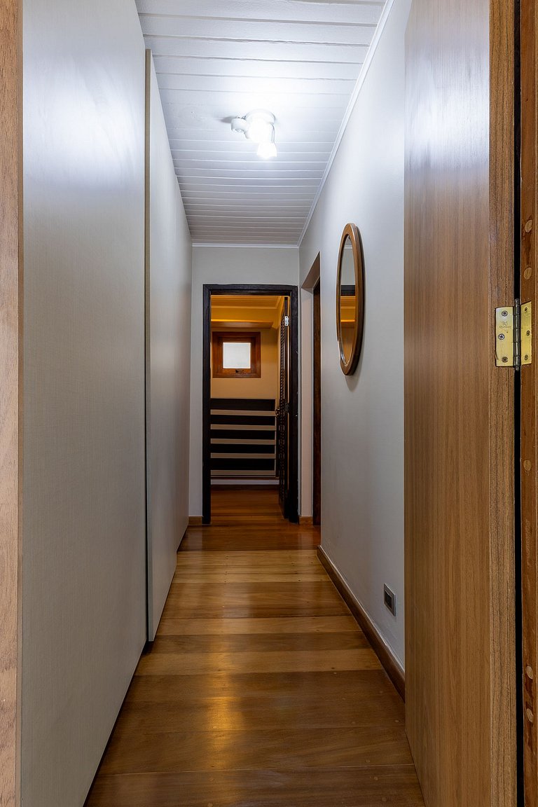 Casa Flamboyant 3 Suítes c/ Piscina e Jardim Amplo