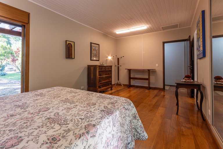 Casa Flamboyant 3 Suítes c/ Piscina e Jardim Amplo