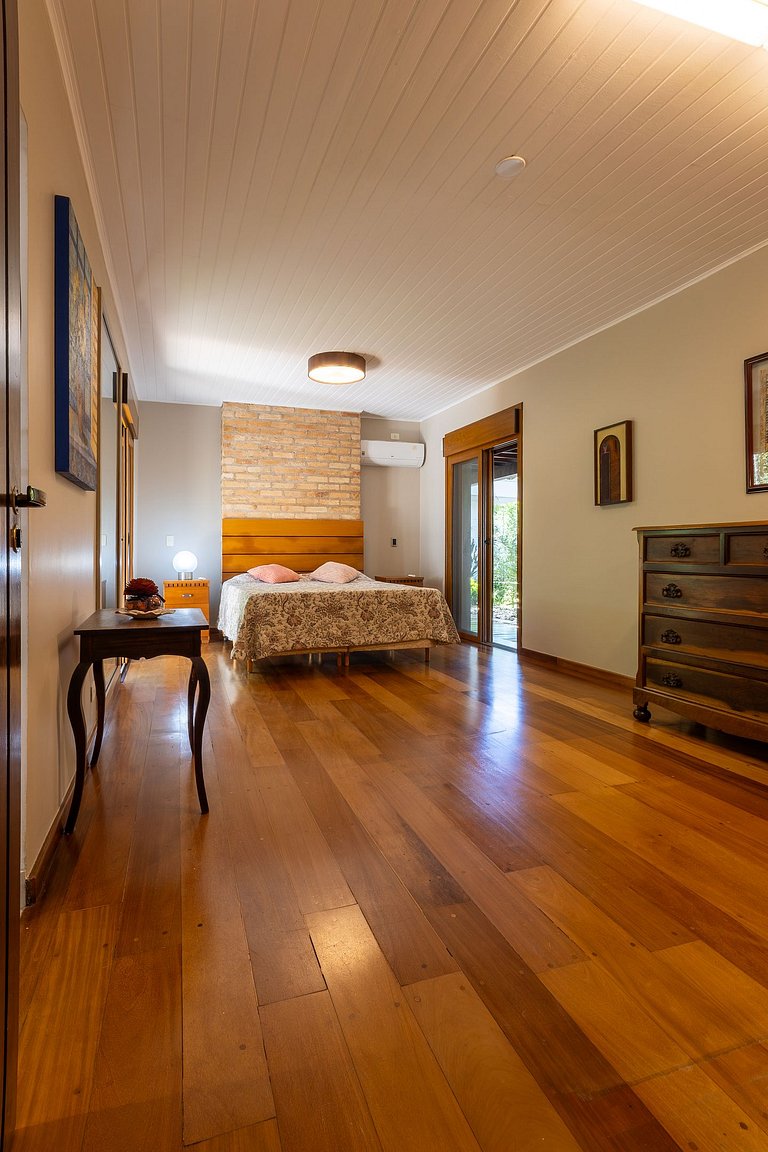 Casa Flamboyant 3 Suítes c/ Piscina e Jardim Amplo