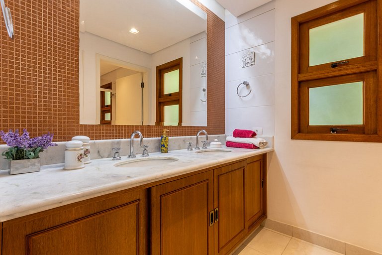Casa Flamboyant | 3 Suítes c/ Piscina e Jardim
