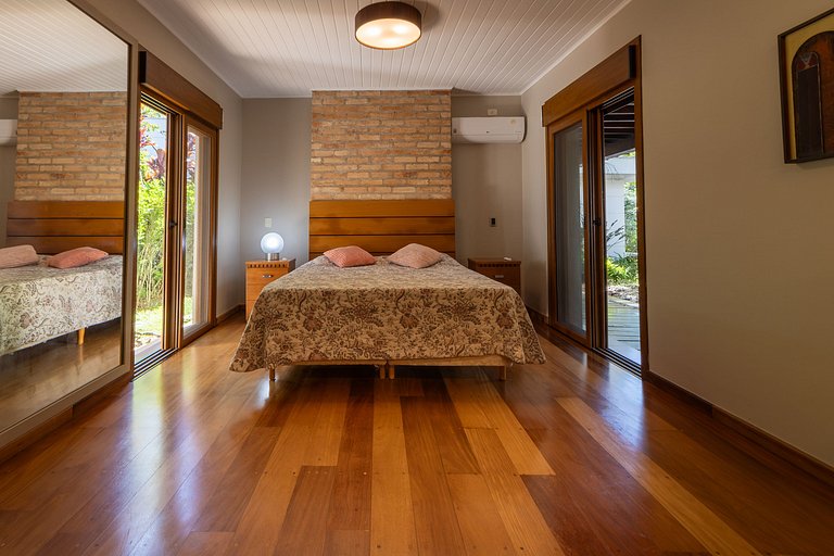 Casa Flamboyant | 3 Suítes c/ Piscina e Jardim