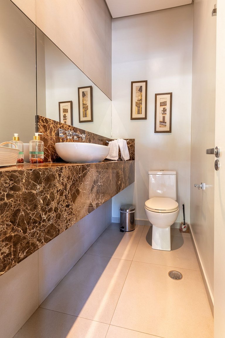 Casa Flamboyant 3 Suítes c/ Piscina e Jardim Amplo