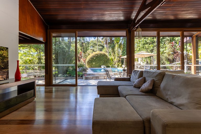 Casa Flamboyant 3 Suítes c/ Piscina e Jardim Amplo