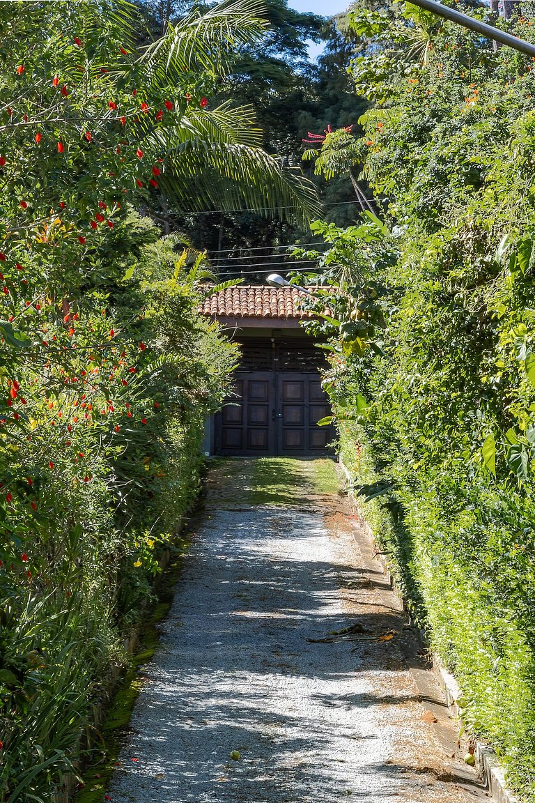 Casa Flamboyant 3 Suítes c/ Piscina e Jardim Amplo