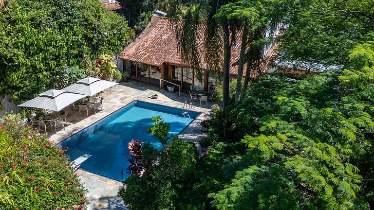 Casa Flamboyant | 3 Suítes c/ Piscina e Jardim