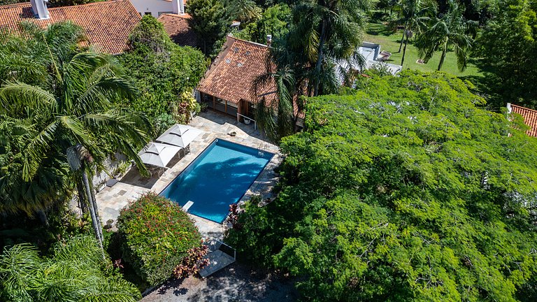 Casa Flamboyant 3 Suítes c/ Piscina e Jardim Amplo