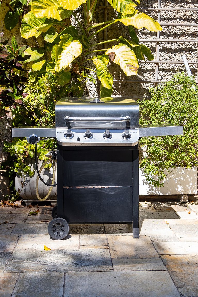 Casa Flamboyant 3 Suítes c/ Piscina e Jardim Amplo