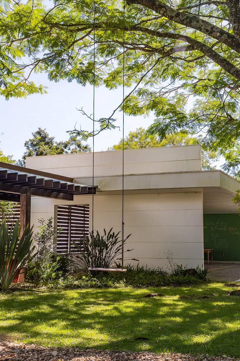 Casa Flamboyant | 3 Suítes c/ Piscina e Jardim