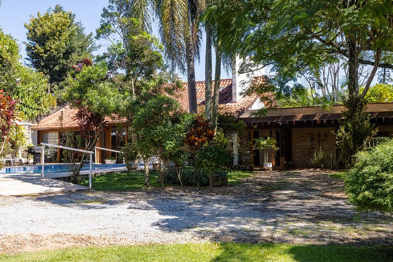 Casa Flamboyant | 3 Suítes c/ Piscina e Jardim