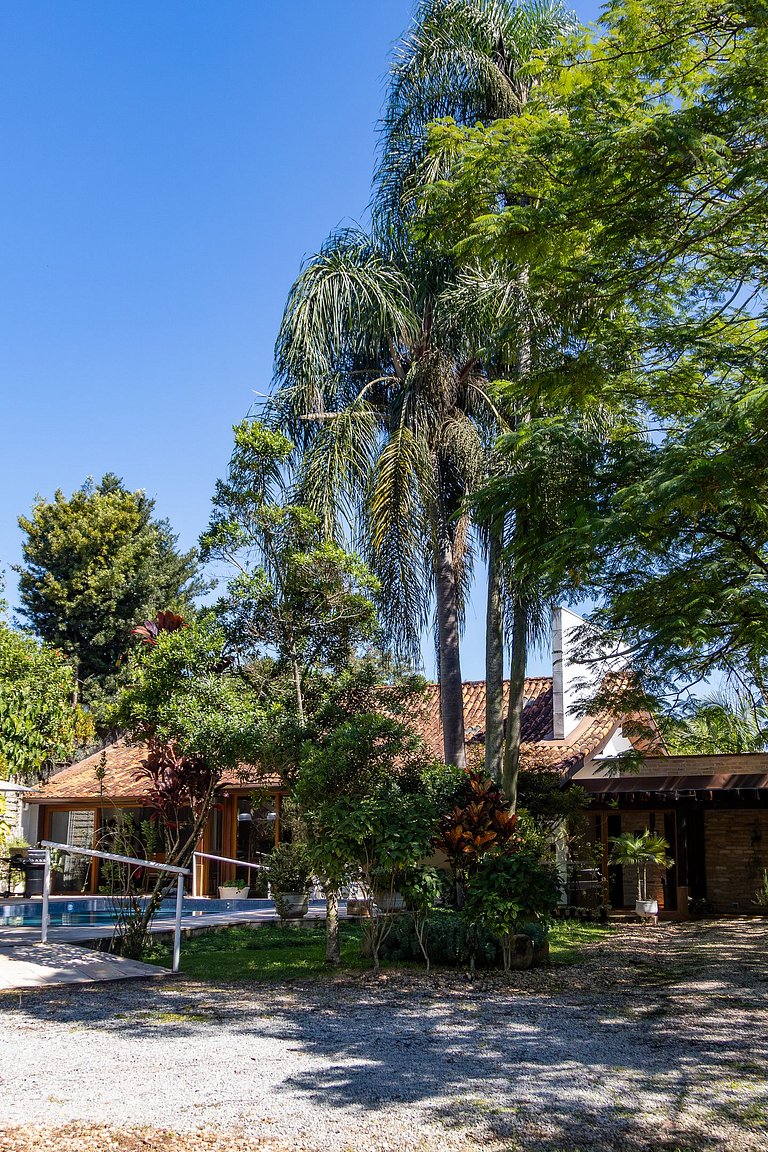 Casa Flamboyant | 3 Suítes c/ Piscina e Jardim