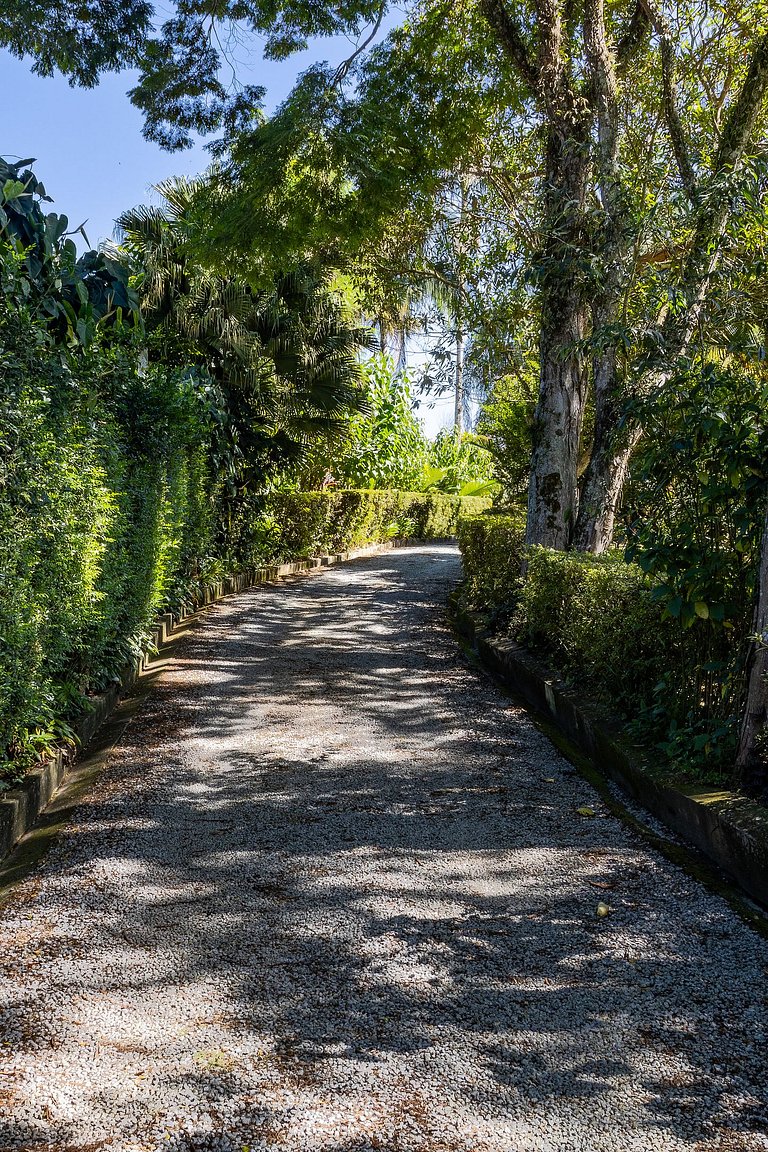 Casa Flamboyant | 3 Suítes c/ Piscina e Jardim
