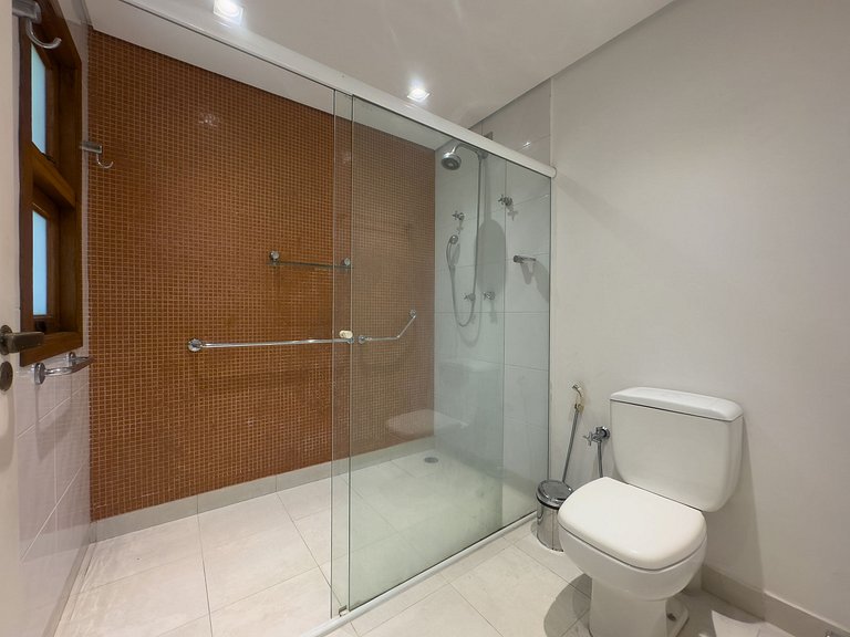 Casa Flamboyant 3 Suítes c/ Piscina e Jardim Amplo