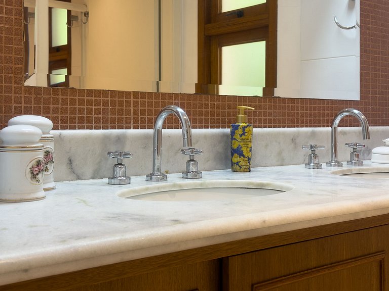 Casa Flamboyant 3 Suítes c/ Piscina e Jardim Amplo