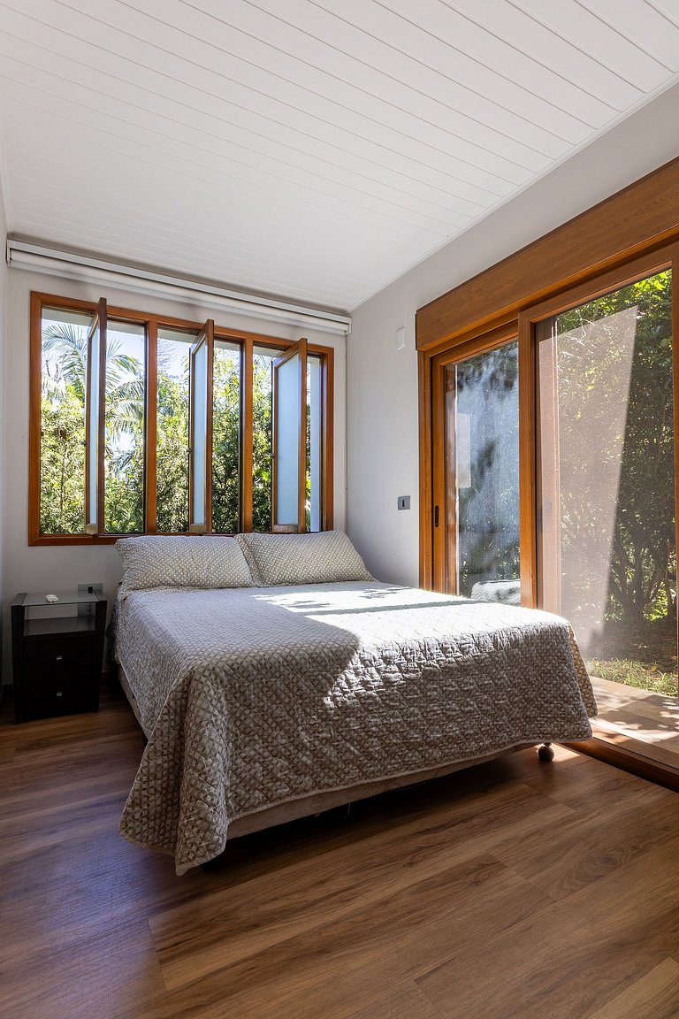 Casa Flamboyant | 3 Suítes c/ Piscina e Jardim