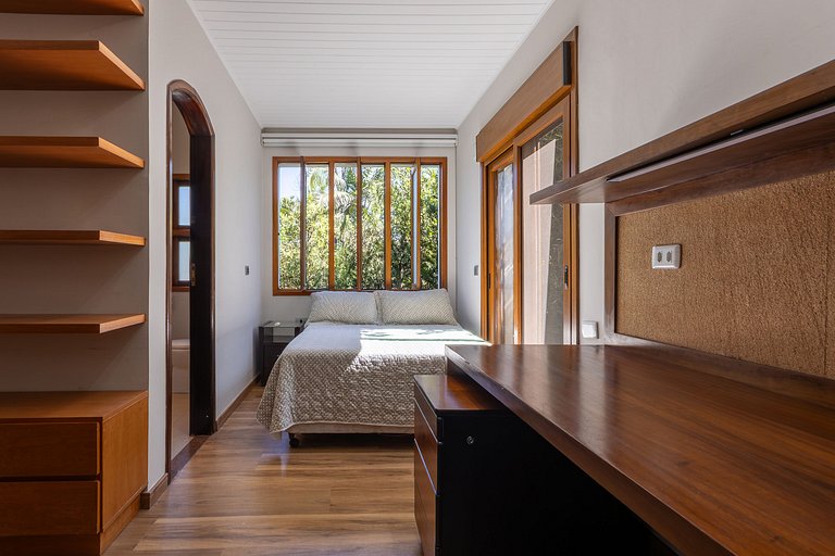 Casa Flamboyant 3 Suítes c/ Piscina e Jardim Amplo