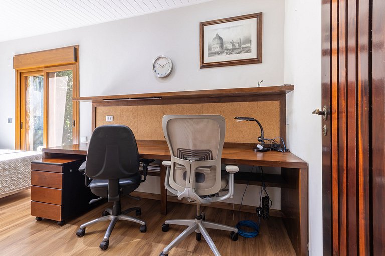 Casa Flamboyant 3 Suítes c/ Piscina e Jardim Amplo