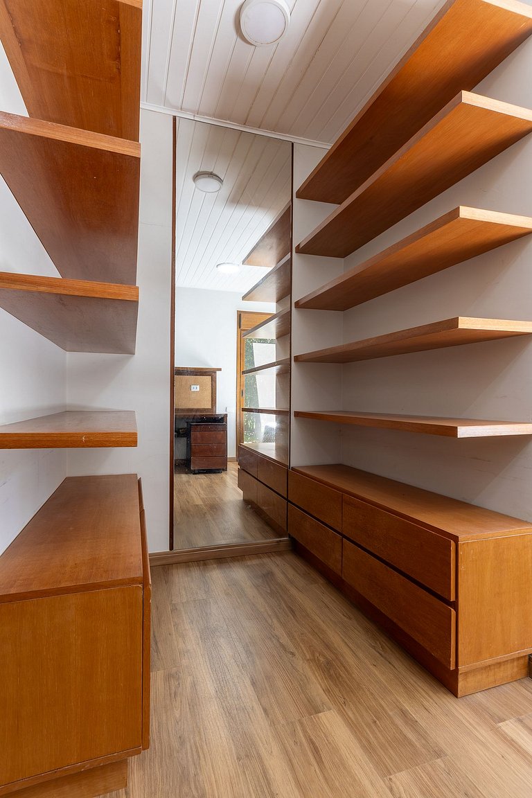 Casa Flamboyant 3 Suítes c/ Piscina e Jardim Amplo