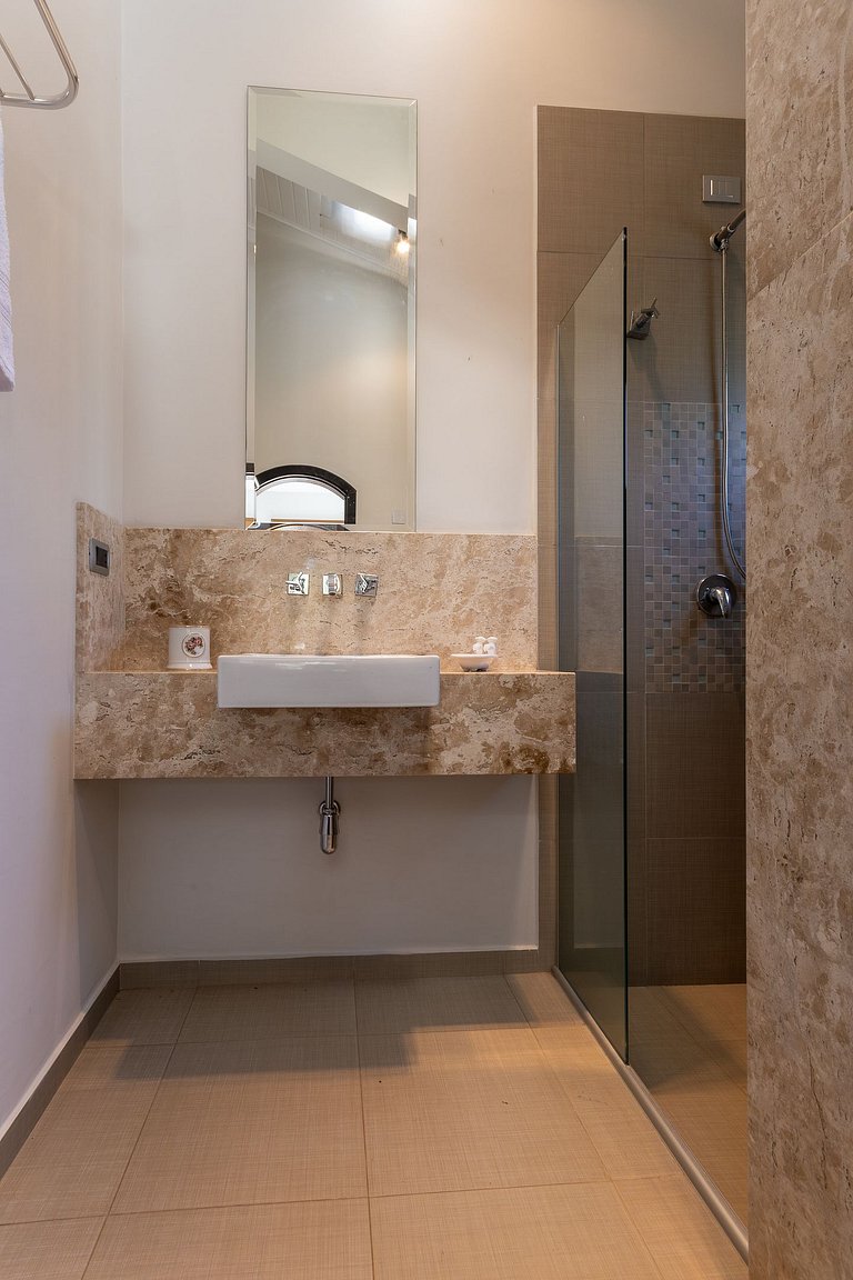 Casa Flamboyant 3 Suítes c/ Piscina e Jardim Amplo