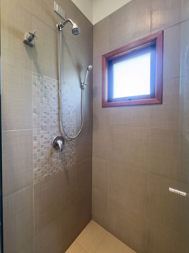 Casa Flamboyant | 3 Suítes c/ Piscina e Jardim
