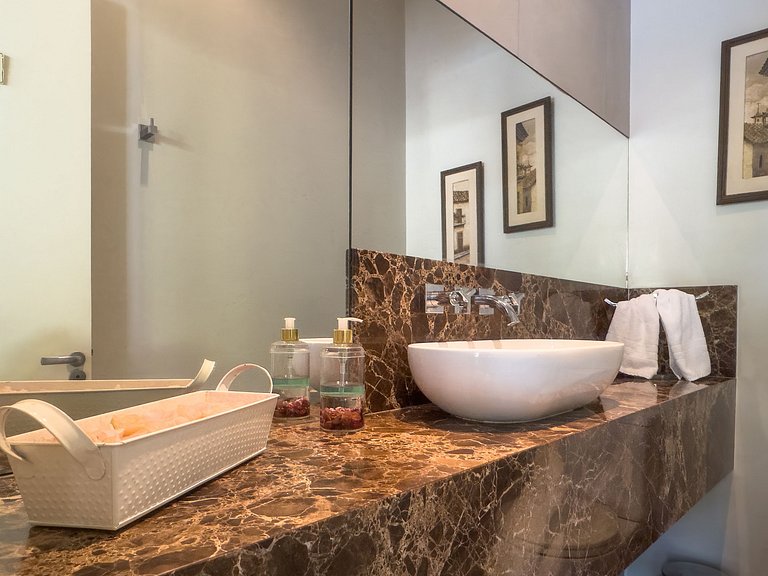 Casa Flamboyant 3 Suítes c/ Piscina e Jardim Amplo