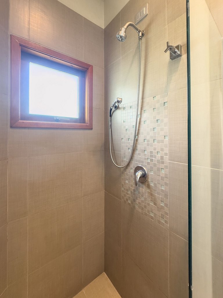 Casa Flamboyant | 3 Suítes c/ Piscina e Jardim