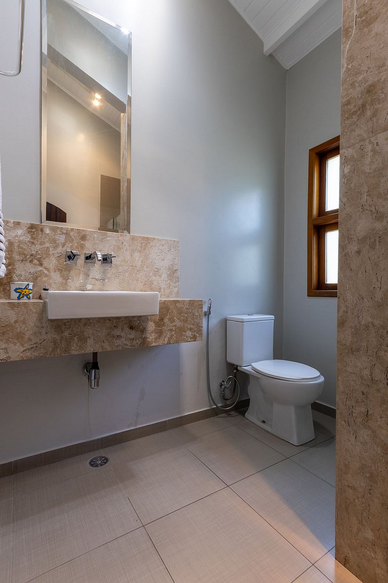 Casa Flamboyant 3 Suítes c/ Piscina e Jardim Amplo