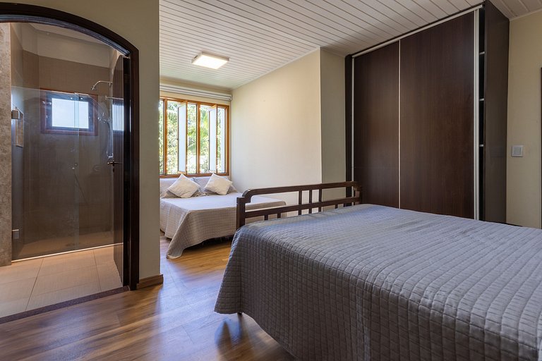 Casa Flamboyant 3 Suítes c/ Piscina e Jardim Amplo