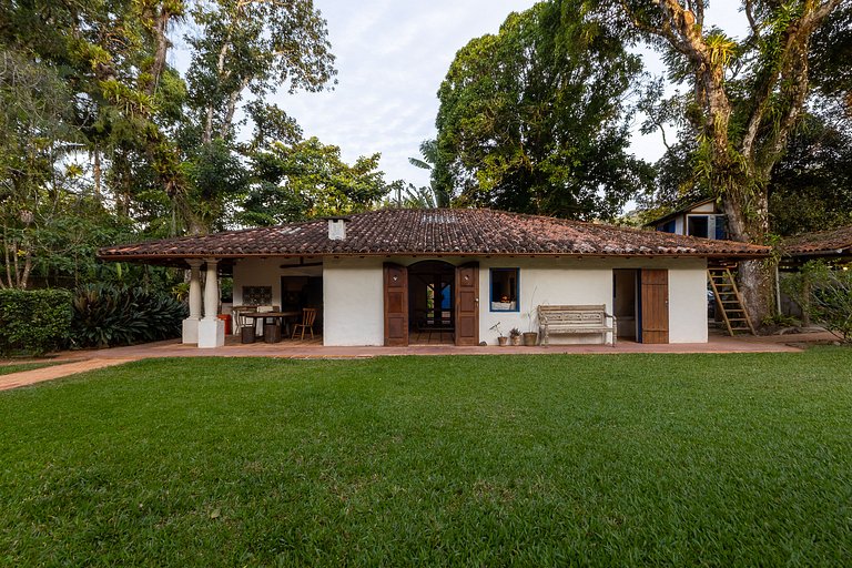 Casa de praia com 4 suítes a 150m do mar