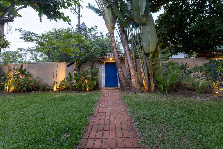 Casa de praia com 4 suítes a 150m do mar