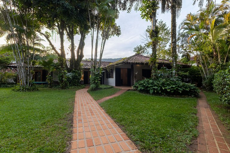 Casa de praia com 4 suítes a 150m do mar