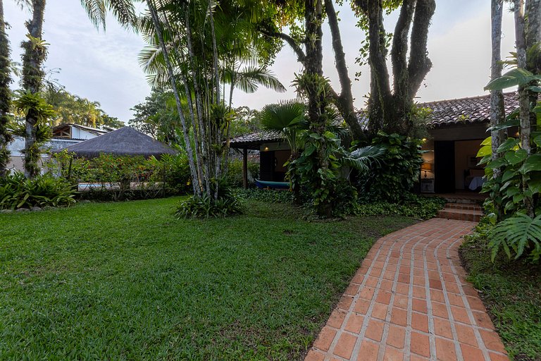 Casa de praia com 4 suítes a 150m do mar